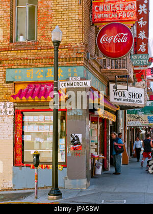 Angolo di strada, Chinatown di San Francisco, California, Stati Uniti d'America Foto Stock