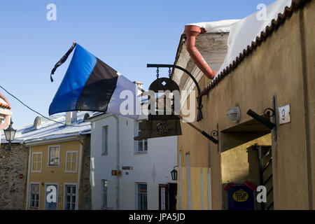 Bandiera estone fuori Bogapott, 9 Pikk Jalg, Toompea, Tallinn, Estonia: caffè e studio di ceramica Foto Stock