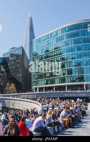 Inghilterra, Londra, Southwark, più Londra Riverside Station Wagon e Ufficio per il pranzo dei lavoratori rilassante Foto Stock