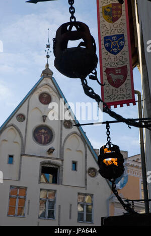 Vana Turg o vecchio mercato, Vanalinn, con il ristorante Olde Hansa di estrema destra e Kuninga oltre: Tallinn, Estonia Foto Stock