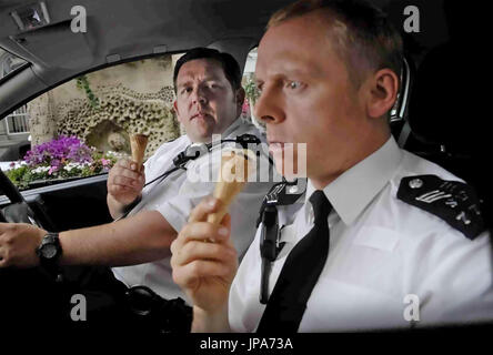 HOT FUZZ 2007 Universal Pictures film con Simon Pegg a destra e Nick Frost Foto Stock