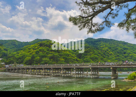 Giappone, Kyoto City, Ponte Togetsu,Arashiyama Mountain, Oi River Foto Stock