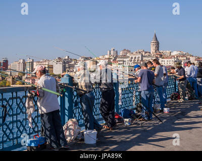 La pesca dal Ponte di Galata, Istanbul, Turchia Foto Stock
