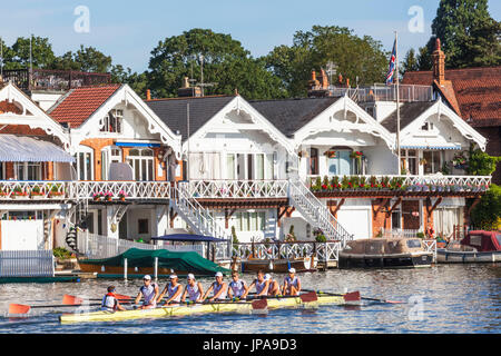 Inghilterra, Oxfordshire, Henley-on-Thames, Boathouses e vogatori sul Fiume Tamigi Foto Stock