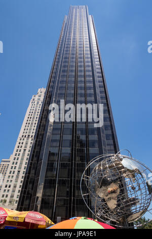 Trump International Hotel and Tower con Globe al Columbus Circle, New York, USA Foto Stock