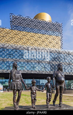 Inghilterra, West Midlands, Birmingham, la Biblioteca di Birmingham, scultura intitolata "una vera famiglia di Birmingham' da Gillian indossa Foto Stock