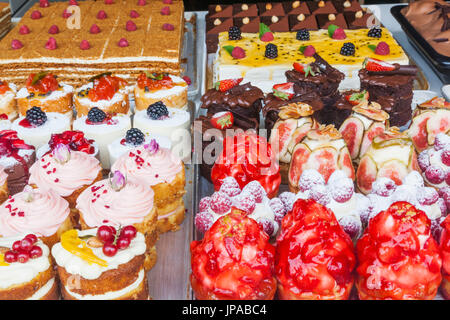 Inghilterra, Londra, Piccadilly, pasticceria di esposizione in vetrina di torte Foto Stock