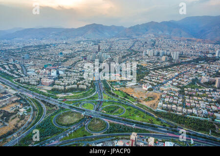Iran Teheran Città, Teheran città dalla torre Milad, Modarres expresway Foto Stock