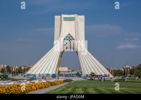 Iran Teheran Città, Azadi Tower (Borj-e Azadi), Torre Milad Foto Stock