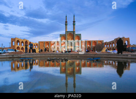 Iran, Yazd Città, Amir Chakhmag moschea e square Foto Stock