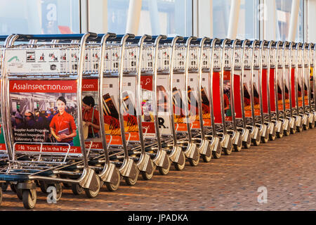 Cina, Hong Kong, Hong Kong International Airport, carrelli bagagli Foto Stock