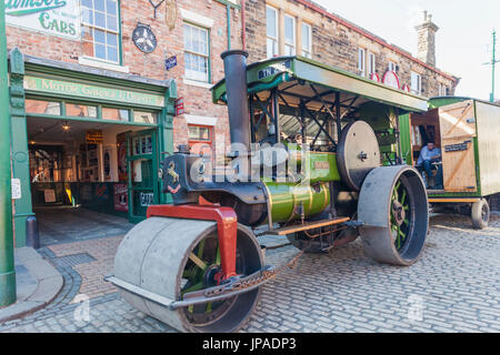 Inghilterra, County Durham, Beamish Open Air Museum, Vintage schiacciasassi Foto Stock