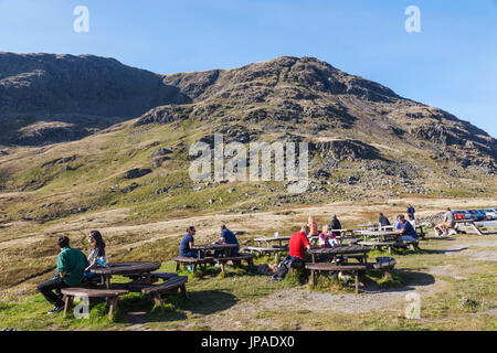 Inghilterra, Cumbria, Lake District, Kirkstone Pass, Kirkstone Pass Inn, clienti godendo bevande Foto Stock