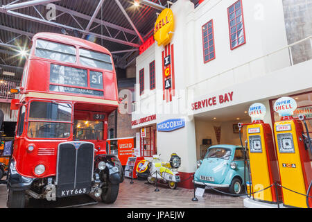 Inghilterra, Hampshire, New Forest, Beaulieu, il National Motor Museum, presentano dei Garage storico Foto Stock