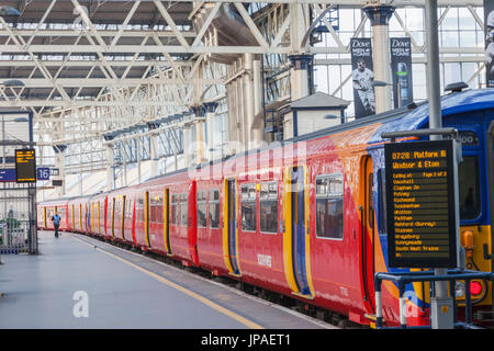 Inghilterra, Londra Waterloo Station, stazione ferroviaria in attesa in corrispondenza della piattaforma Foto Stock
