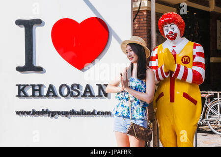 Thailandia, Bangkok, Khaosan Road, Femmina turistici asiatici che posano per una foto souvenir Foto Stock