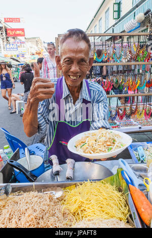 Thailandia, Bangkok, Khaosan Road, Pad Thai vendor Foto Stock