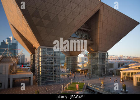 Giappone Tokyo City, il quartiere di Odaiba, il Tokyo Big Sight Edificio, International Exhibition Centre Foto Stock