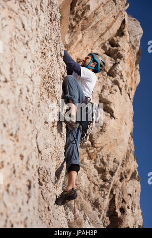 Scalatore nella zona di arrampicata Pas de la Mala Dona, Costa del Garraf, Catalogna, Spagna Foto Stock