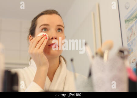 Giovane donna faccia, tampone di cotone, pulito, Foto Stock