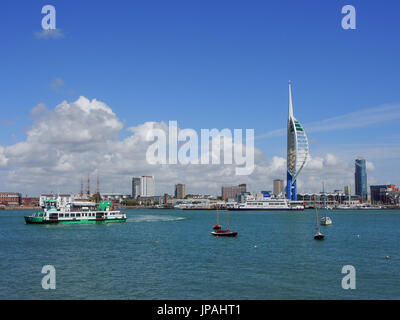 La vista sul porto di Portsmouth da Gosport, guardando verso Gunwharf Quays e Spinnaker Tower Foto Stock