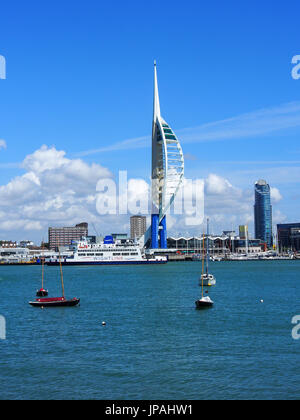 La vista sul porto di Portsmouth da Gosport, guardando verso Gunwharf Quays e Spinnaker Tower Foto Stock