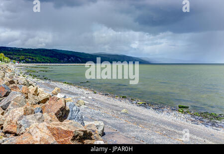 Cielo tempestoso e il fiume San Lorenzo beach in Saint-Irenee, Quebec, Canada nella regione di Charlevoix Foto Stock