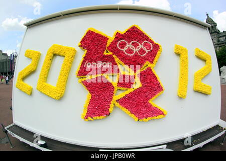 Glasgow colorato Olimpiadi di Londra 2012 logo cartelloni portatile in George Square funny rude Lisa Simpson e un riferimento di felpa con cappuccio Foto Stock