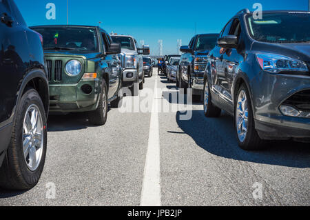 Automobili in attesa in linea di traghetti. BC Ferries Tsawwassen Ferry Terminal, British Columbia, Canada. Foto Stock