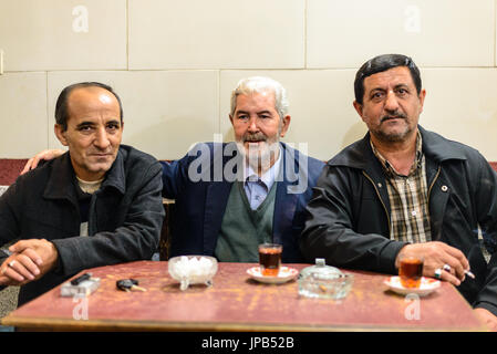 ARDABIL, IRAN - Ottobre 08, 2014: tre uomini in un tradizionale persiano teahouse Foto Stock