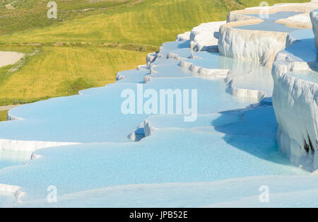 Le incantevoli piscine di Pamukkale in Turchia. Pamukkale contiene sorgenti calde e travertini, terrazze di minerali di carbonato di sinistra dall'acqua fluente. Foto Stock