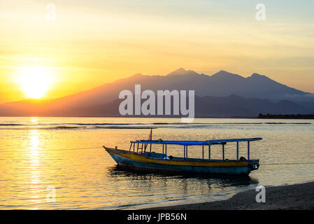 Barche sulla spiaggia di Gili Meno, Indonesia Foto Stock