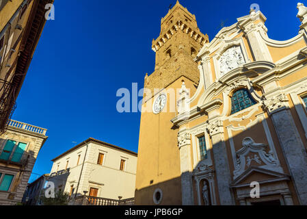 PITIGLIANO, Italia - 21 Maggio 2017 - La facciata della chiesa medievale di Pitigliano si trova nel centro storico di questa città. Foto Stock