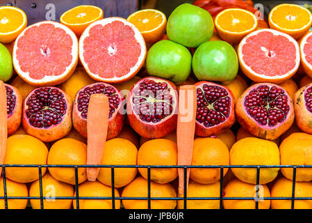 La frutta in un cibo di strada nel mercato Istanbu, Turchia Foto Stock