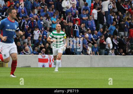 Windsor Park, Belfast, Irlanda del Nord. Il 14 luglio. Linfield 0 Celtic 2. Celtic Scott Brown (8) in azione. Foto Stock