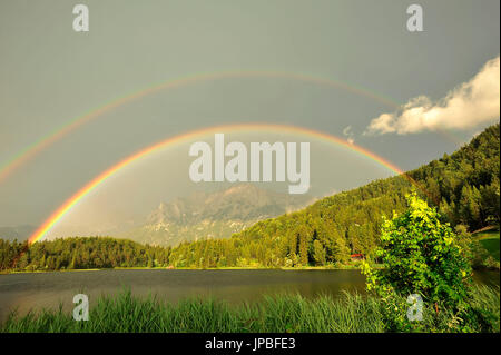 Rainbow su Lautersee (lago), sullo sfondo la Karwendelgebirge (montagne). Parte di una serie. Foto Stock