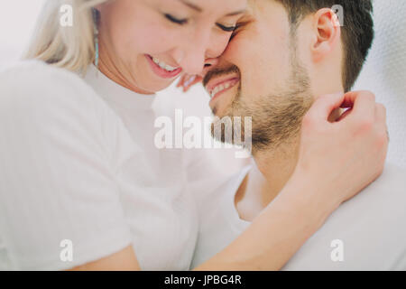 Coppia giovane in amore, abbraccio, tenerezza, profilo Foto Stock