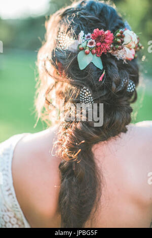 Giovane sposa al di fuori, ornamento per capelli, vista posteriore, medium close-up, Foto Stock