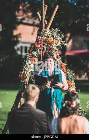 Si alternano sposi a spirituale cerimonia di nozze all'aperto Foto Stock