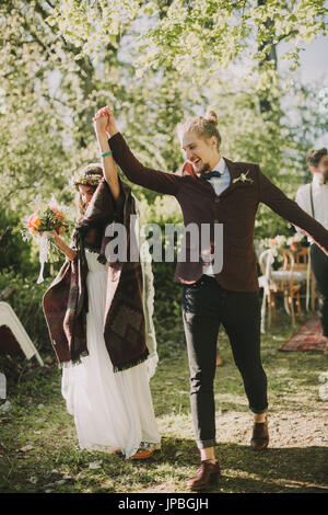 Coppia di sposi in alternativa matrimonio all'aperto Foto Stock