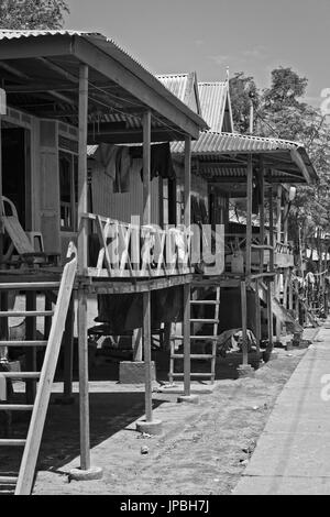 Case nella città di Kampung Rinca, Indonesia, Komodo, UNESCO patrimonio mondiale Foto Stock