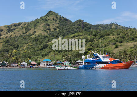 Case e la banca barca di Kampung Rinca, città, Indonesia, Rinca, isola tropicale, Foto Stock