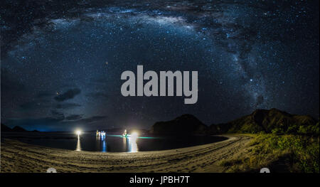 Via lattea a new moon over Padar Gili, panorama, spiaggia, luce, barche, navi, illuminazione Foto Stock