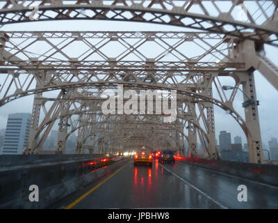 I veicoli dotati di luci di stop durante la pioggia attraversando il ponte Queensborough, aka 59th Street Bridge, aka ed Koch 59th Street Bridge o Ed Koch Ponte Queensborough Foto Stock