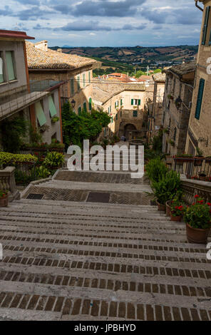 Una tipica scalinata tra le case del centro storico di Corinaldo Provincia di Ancona Marche Italia Europa Foto Stock