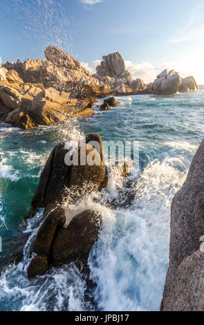 Le onde che si infrangono sulle rocce al tramonto di Capo Testa a Santa Teresa di Gallura in provincia di Sassari Sardegna Italia Europa Foto Stock