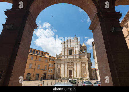 Vista di San Giovanni la Chiesa e gli edifici storici della città vecchia medievale Macerata Marche Italia Europa Foto Stock