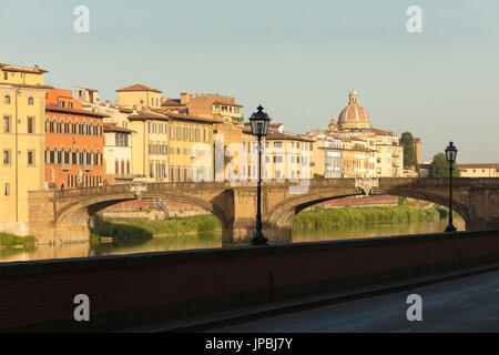 Vista del Ponte della Vittoria sul fiume Arno con la cupola del Brunelleschi in background Firenze Toscana Italia Europa Foto Stock