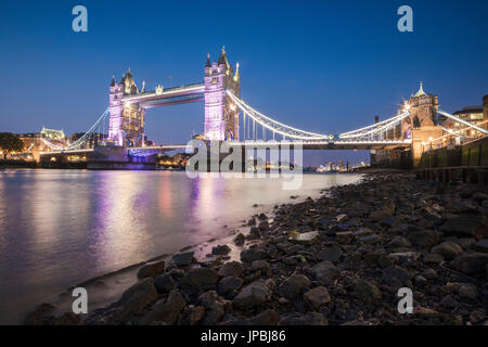 Vista notturna del Tower Bridge si riflette nel fiume Tamigi London Regno Unito Foto Stock