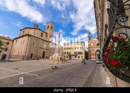 Edifici storici e obelisco della antica piazza Federico II Jesi Provincia di Ancona Marche Italia Europa Foto Stock